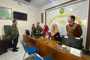 Kasub Umum dan Keuangan memberikan arahan dalam Morning Briefing Petugas PTSP
